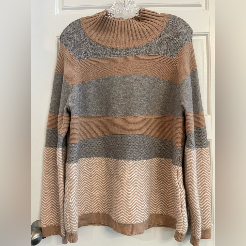 Sioni Woman’s Tan/Gray/Creme Mock Neck Sweater Chevron Print. XL Preloved